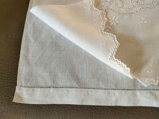 Asciugamano vintage misto lino con ricami floreali