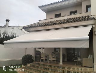 Magnífico toldo jardín con cofre.