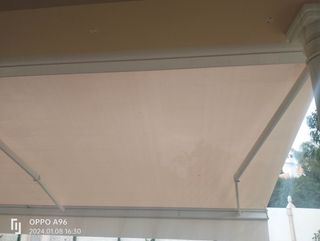 Magnífico toldo jardín con cofre.
