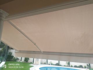 Magnífico toldo jardín con cofre.