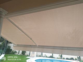 Magnífico toldo jardín con cofre.