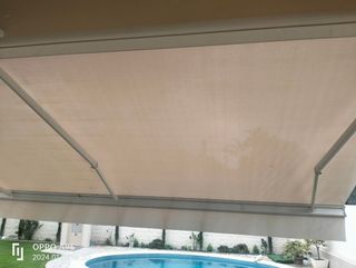 Magnífico toldo jardín con cofre.
