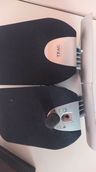 Curioso televisor TV de 15" con altavoces TEAC