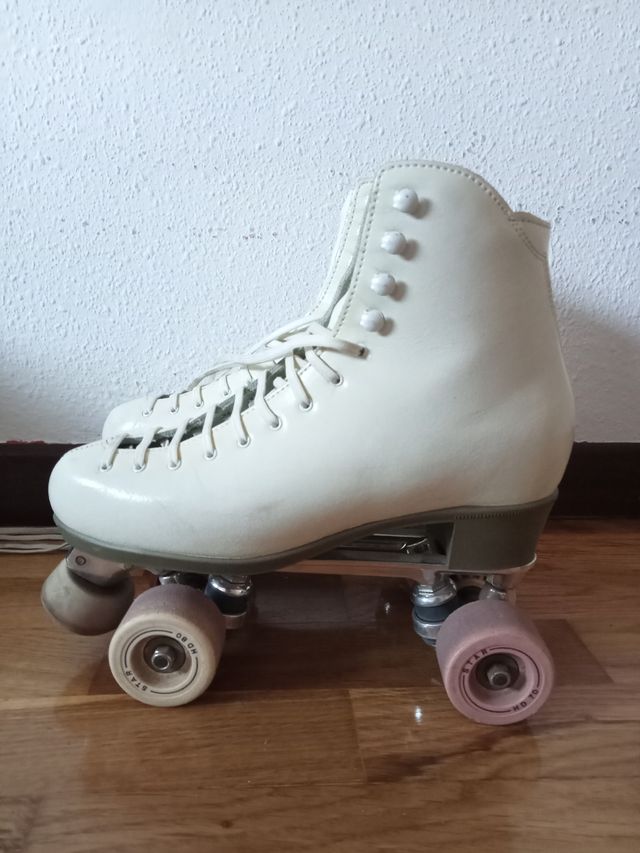 Patines de patinaje artístico sobre ruedas