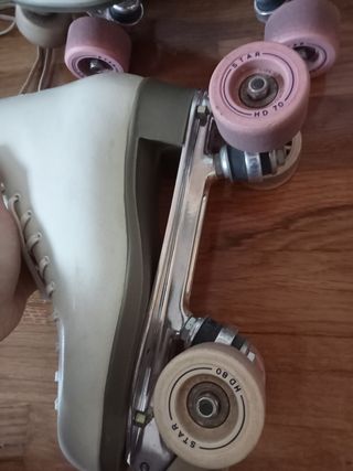 Patines de patinaje artístico sobre ruedas