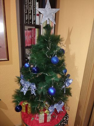 Árbol de navidad con adornos