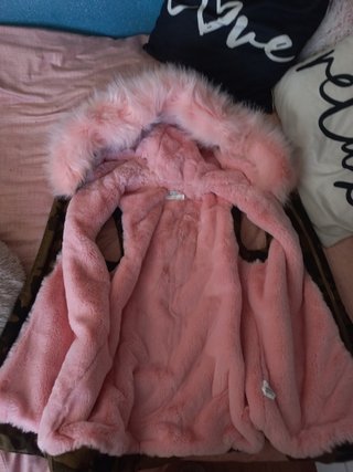 Chaleco camuflaje con pelo rosa