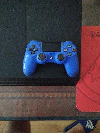Play station 4 500 GB + 2 juegos + 1 mando azul