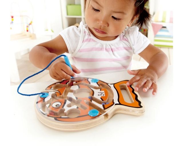 Pez magnético con lápiz imán marca Hape