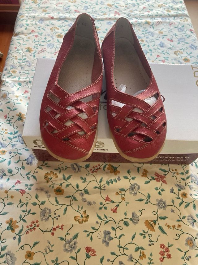 Zapatos de piel rojos