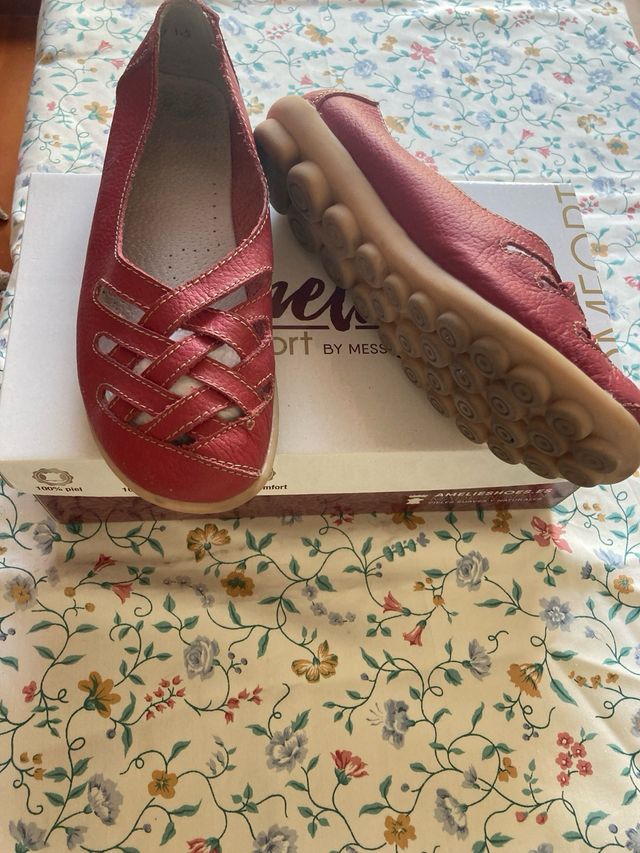Zapatos de piel rojos