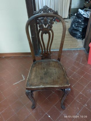 4 sillas antiguas.