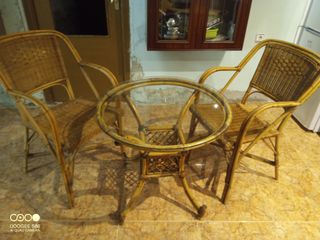 Mesa y sillas mimbre antiguas.