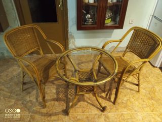 Mesa y sillas mimbre antiguas.