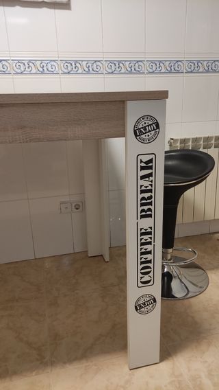 Mesa de Cocina Fija alta y dos taburetes