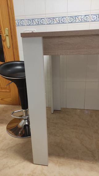 Mesa de Cocina Fija alta y dos taburetes