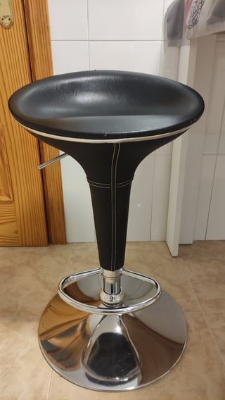 Mesa de Cocina Fija alta y dos taburetes