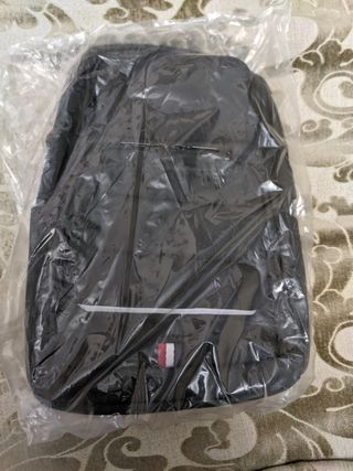 Bolso de pecho con puerto de carga