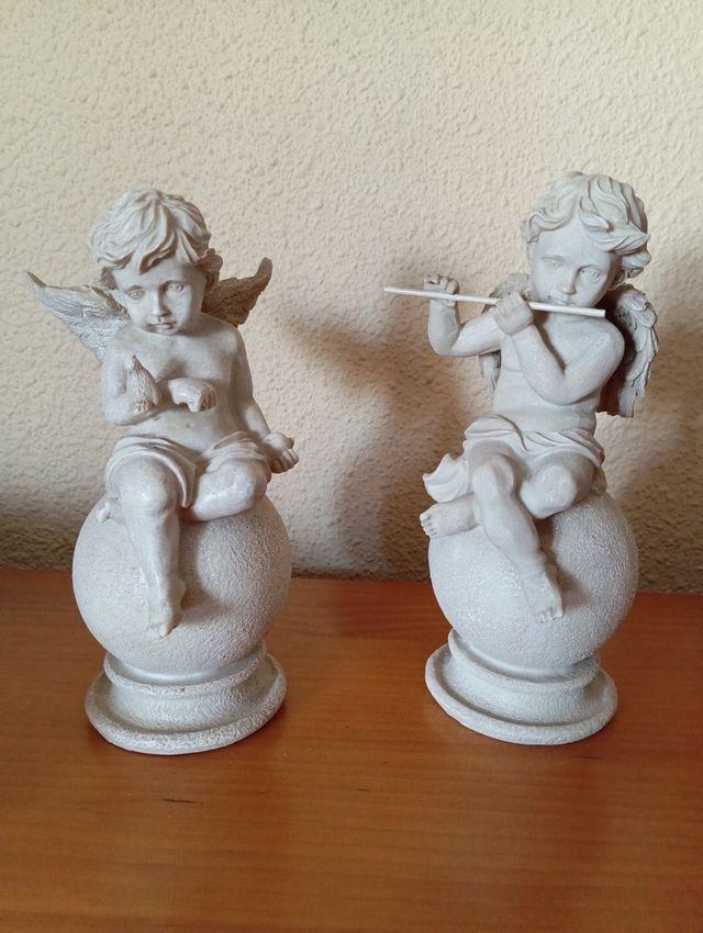 Ángel de resina, con regalo de dos angelitos