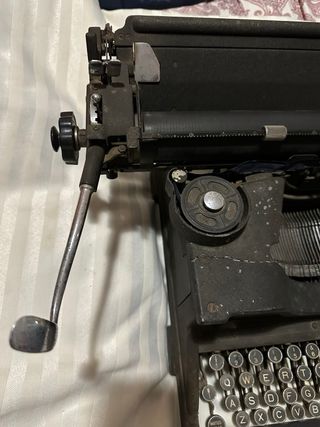 Antigua máquina de escribir Hispano Olivetti M40