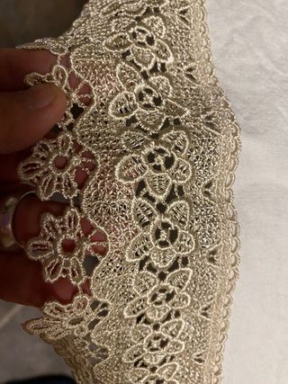 tovaglia di lino con inserti ricamati