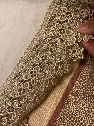 tovaglia di lino con inserti ricamati