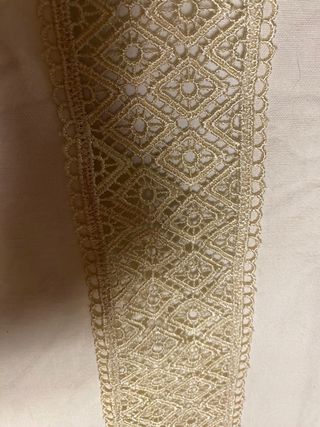 tovaglia di lino con inserti ricamati