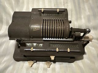 Antigua calculadora marca Iris