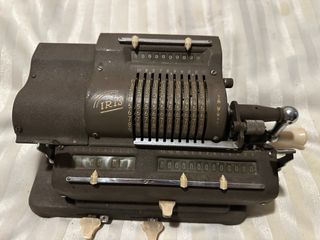 Antigua calculadora marca Iris