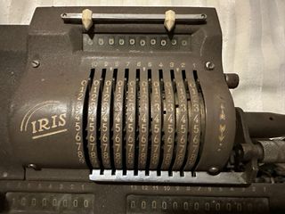 Antigua calculadora marca Iris