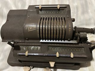 Antigua calculadora marca Iris