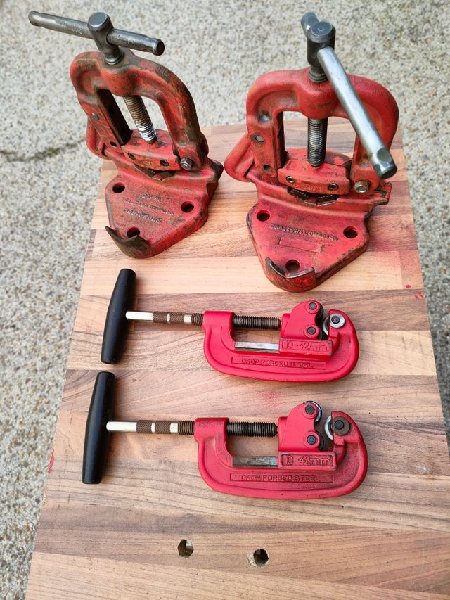 Corta tubo y prensa.