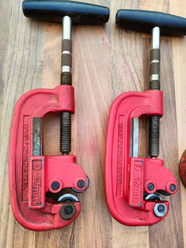 Corta tubo y prensa.