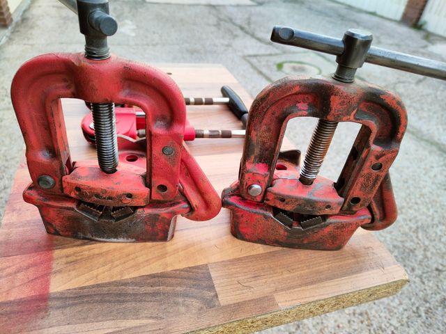 Corta tubo y prensa.