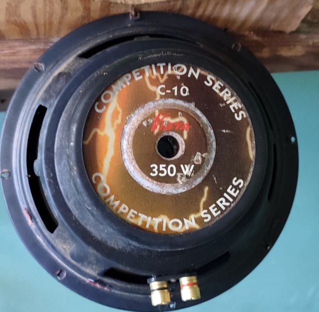 dos altavoces subwoofer vieta