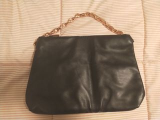 Bolso cuero con cadena dorada