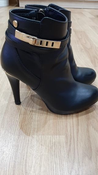 Botines negros de tacón XTI