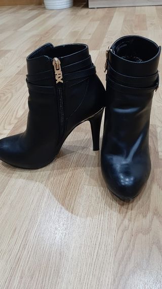 Botines negros de tacón XTI