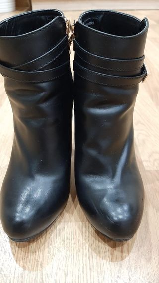 Botines negros de tacón XTI