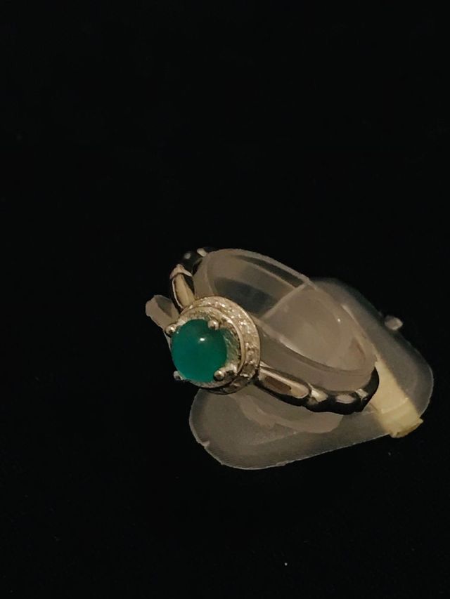 anillos de plata y esmeralda