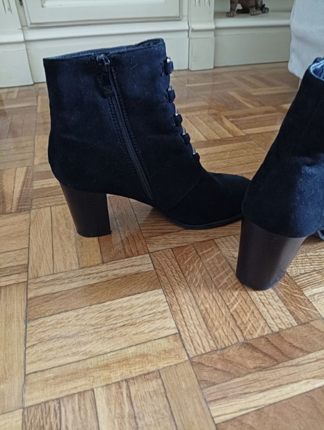 Botín negro en ante, con bonito adorno