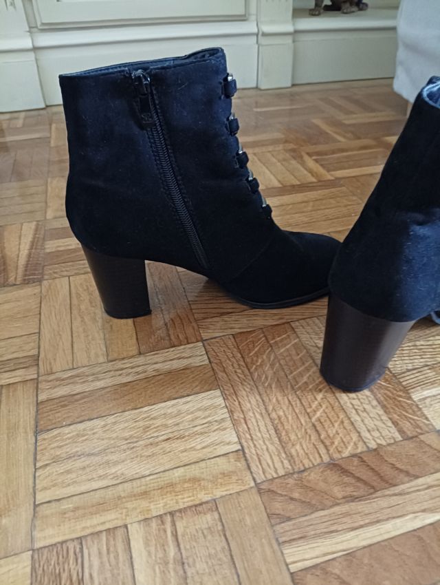 Botín negro en ante, con bonito adorno