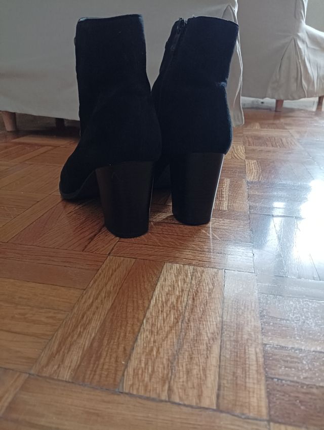 Botín negro en ante, con bonito adorno