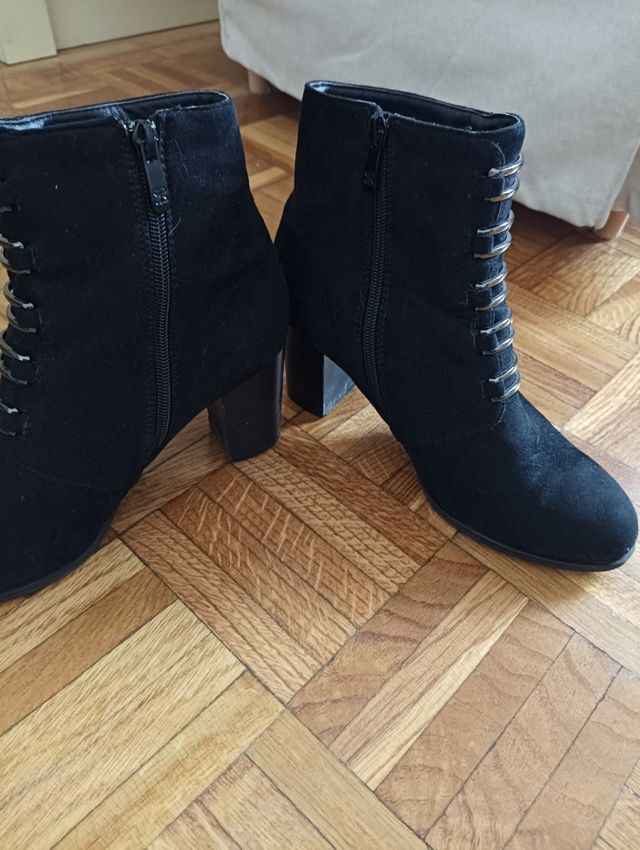 Botín negro en ante, con bonito adorno