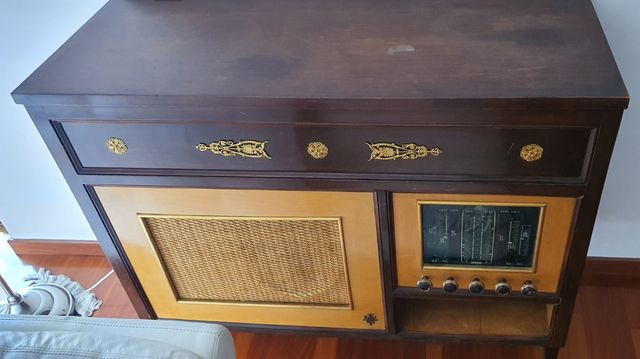 Mobile radio d'epoca