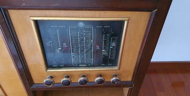 Mobile radio d'epoca