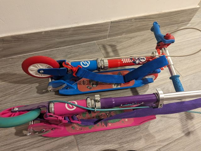 2 patinetes. Poco uso cada uno 10€. Los dos 17€