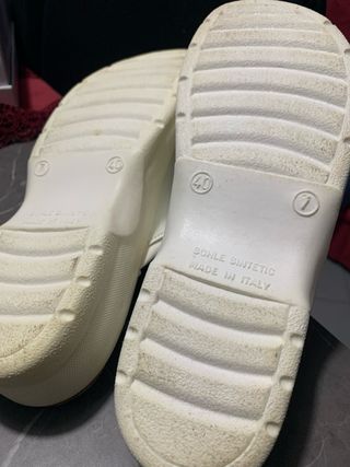 Pantofole bianche, anatomiche, in pelle.