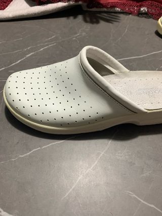 Pantofole bianche, anatomiche, in pelle.