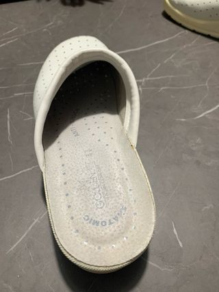 Pantofole bianche, anatomiche, in pelle.